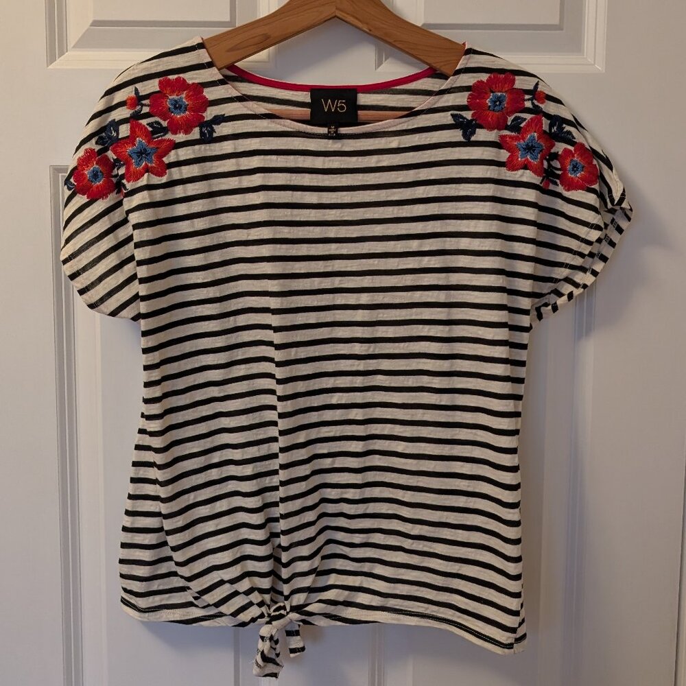 Women's W5 Black White Striped Boxy Tee Flower Embroidery Detail sz Med
